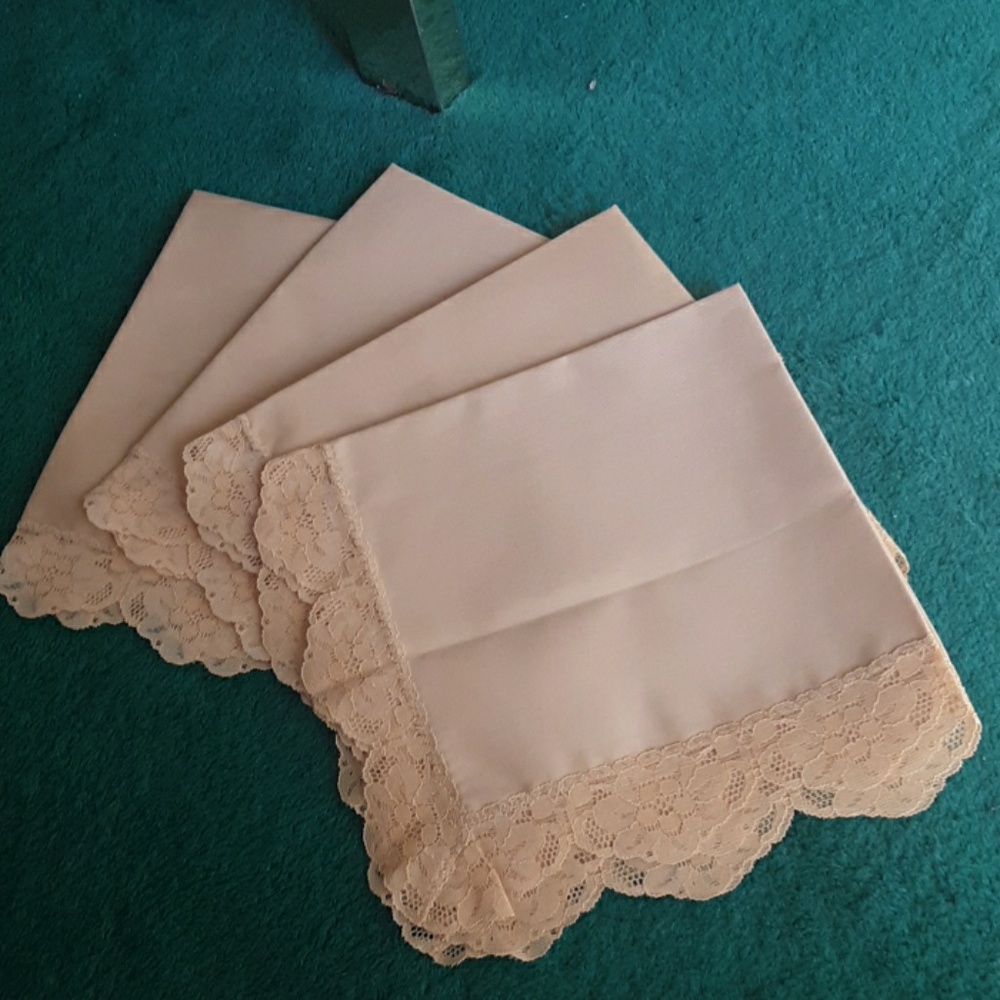 4 cloth napkins